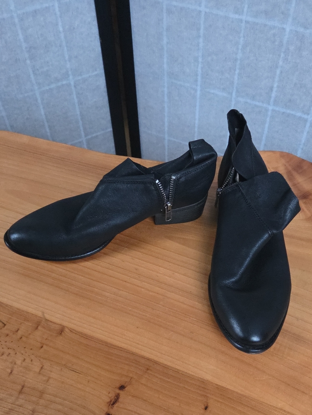 Seychelles Black Leather Side-Zip Ankle Boots / Booties – Size 7